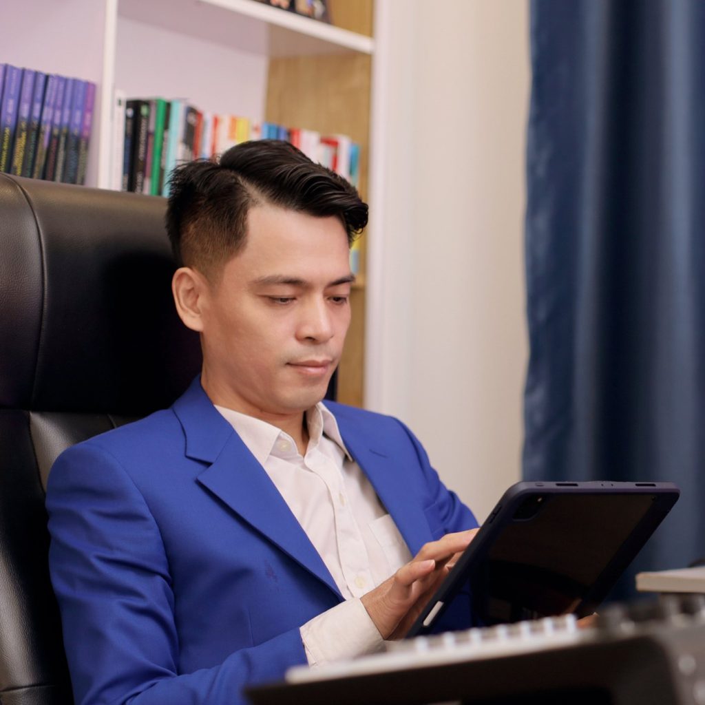 Coach Khoa Phạm đọc tài liệu hệ thống Marketing của KATI