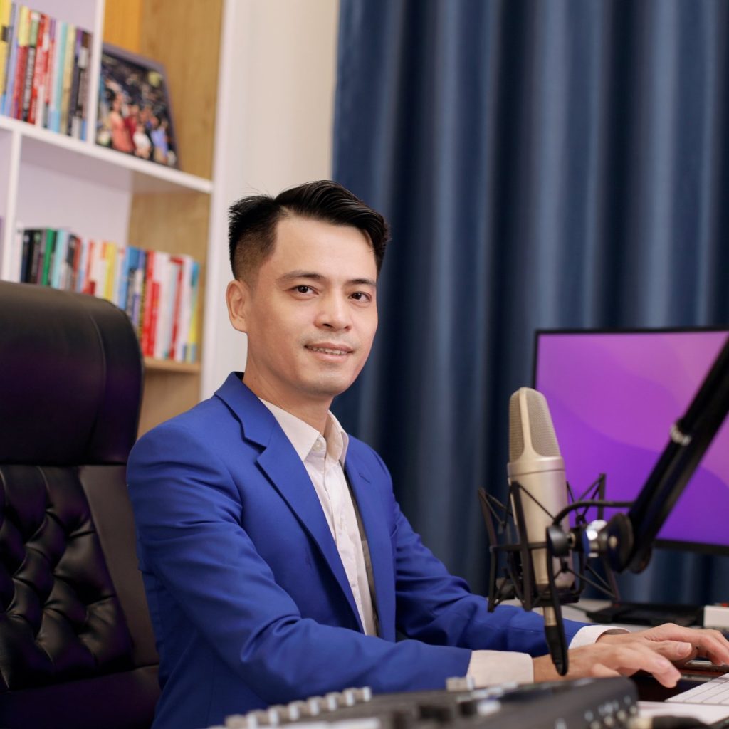 Coach Khoa Phạm thu âm nội dung kiến thức Marketing cho KATI